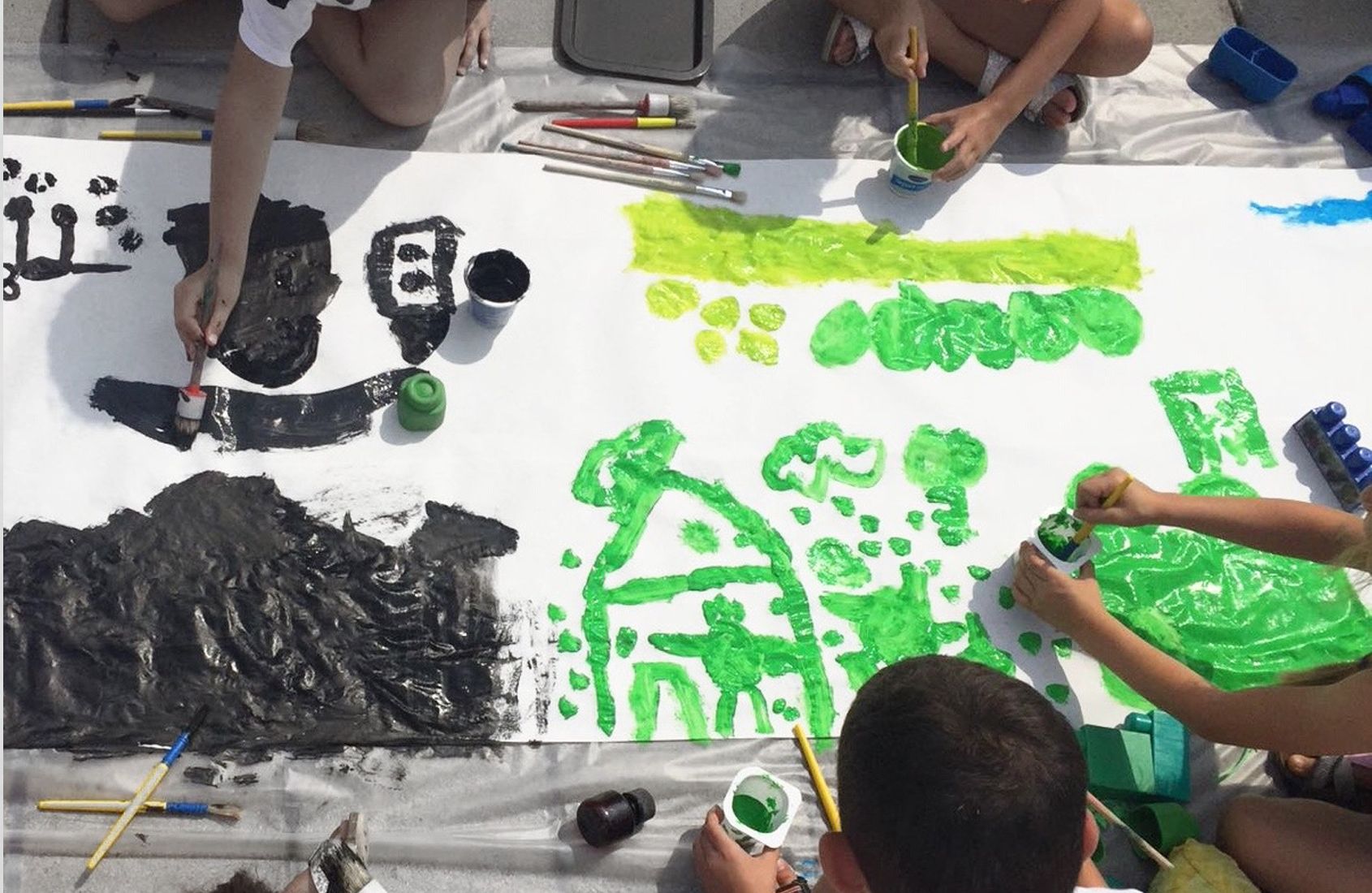 Workshop sulla capacità di discriminare i colori, i bambini creano una tela che illustra i colori e le loro sfumature